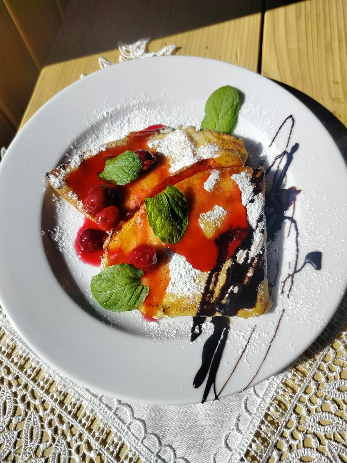 Naleśniki z sosem wiśniowym i czekoladą — deser w restauracji Sielska Chata Rabka-Zdrój