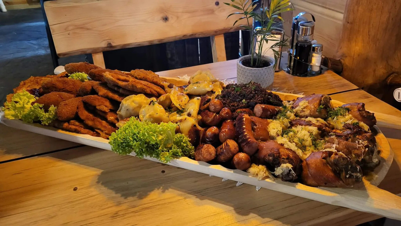Góralskie koryto z mięsami i pierogami — Sielska Chata Rabka-Zdrój