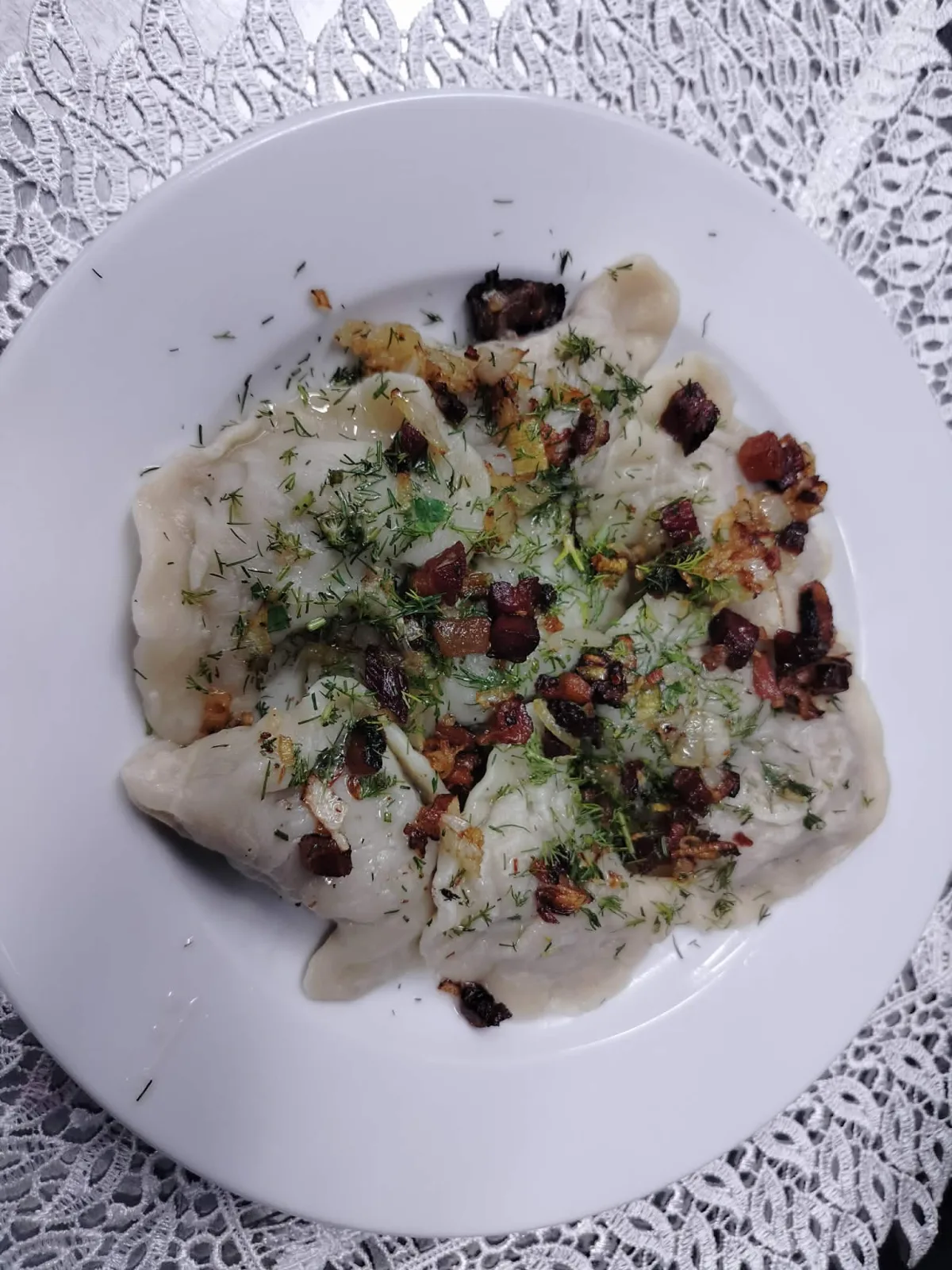 Pierogi ruskie ze skwarkami i koperkiem — kuchnia polska w Sielskiej Chacie