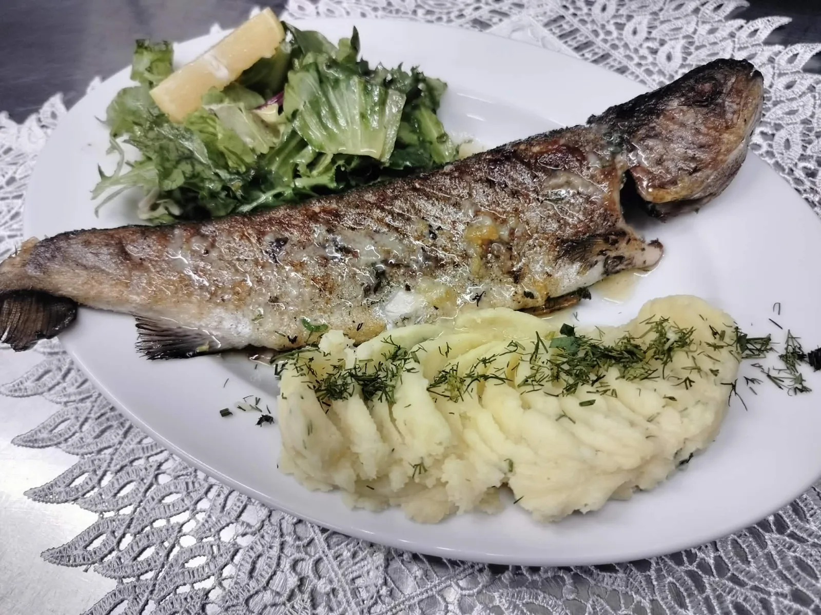 Pstrąg pieczony z puree ziemniaczanym i sałatą — danie rybne w Sielskiej Chacie Rabka-Zdrój
