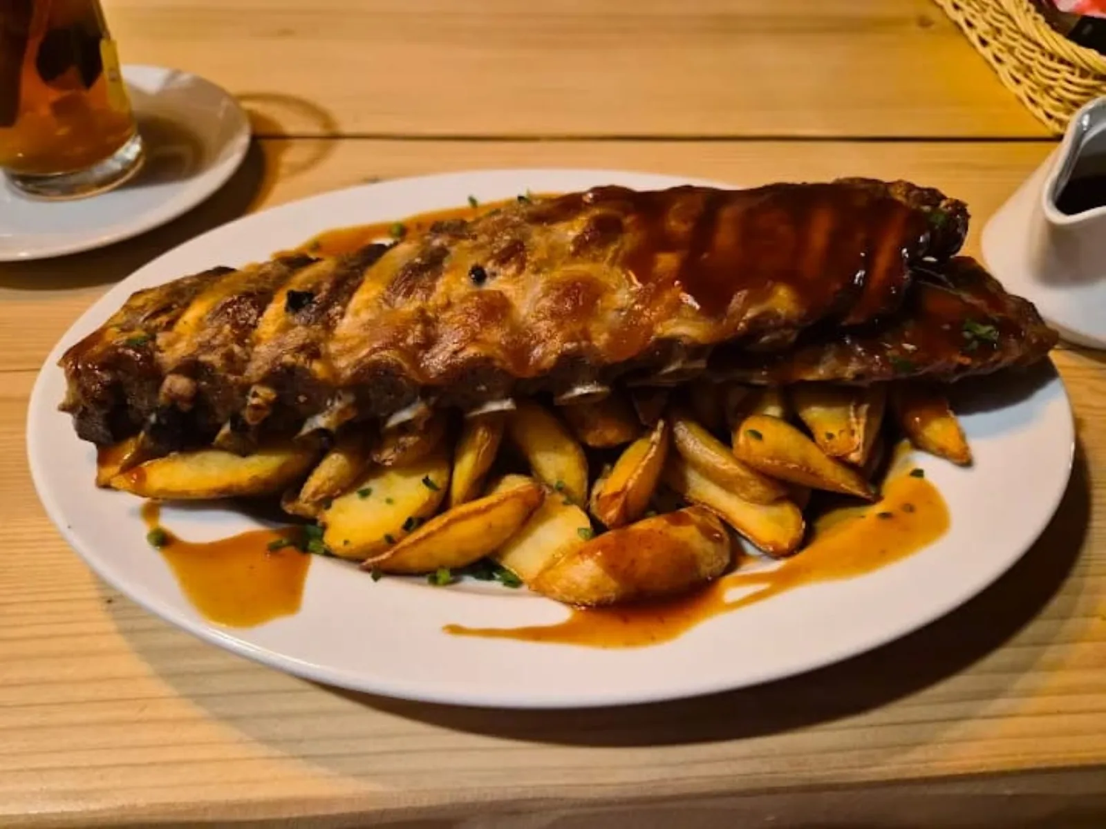 Żeberka pieczone w sosie BBQ z opiekanymi ziemniakami — Sielska Chata Rabka-Zdrój