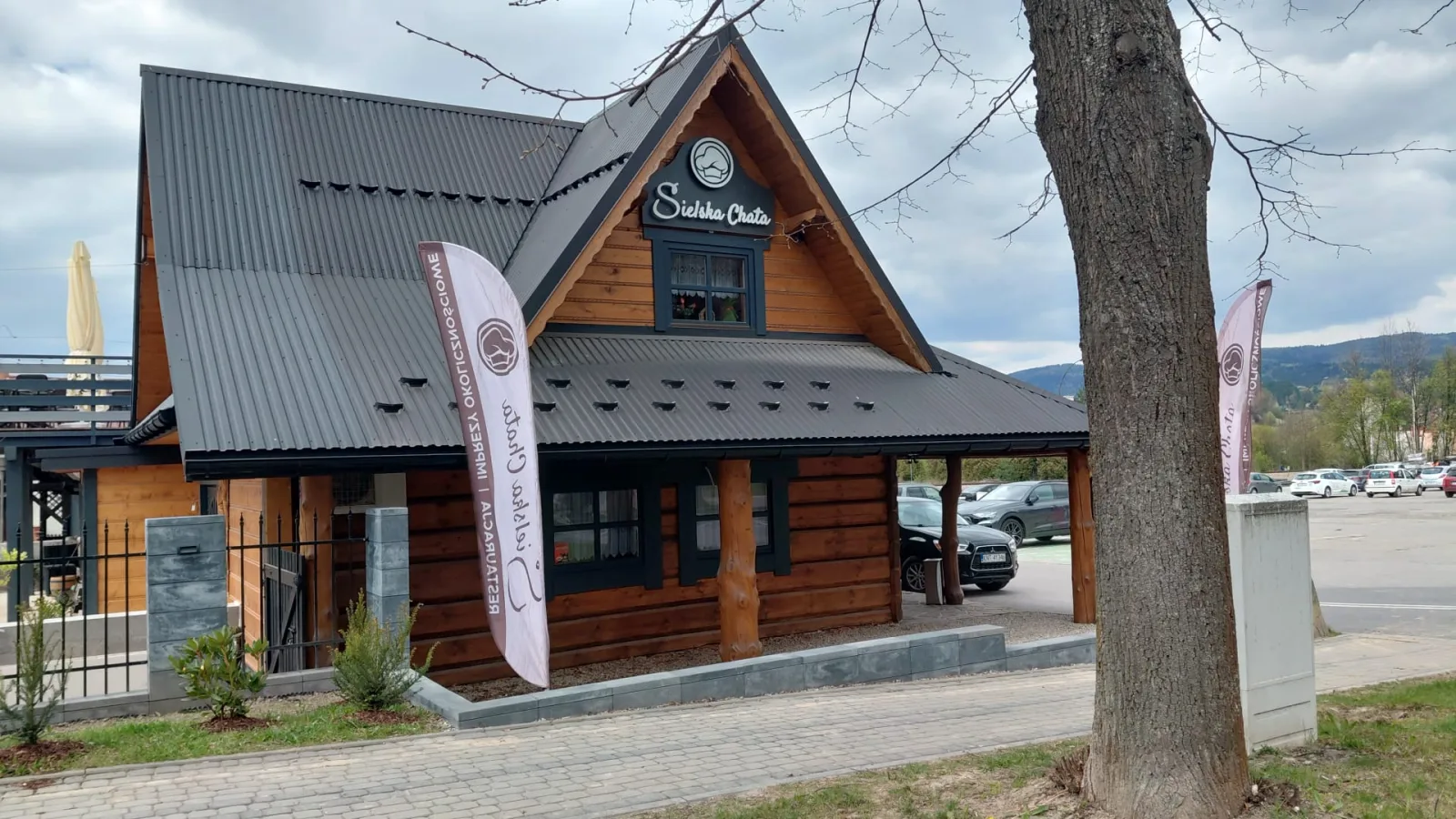 Restauracja Sielska Chata w Rabce-Zdroju — drewniany budynek przy trasie Kraków–Zakopane