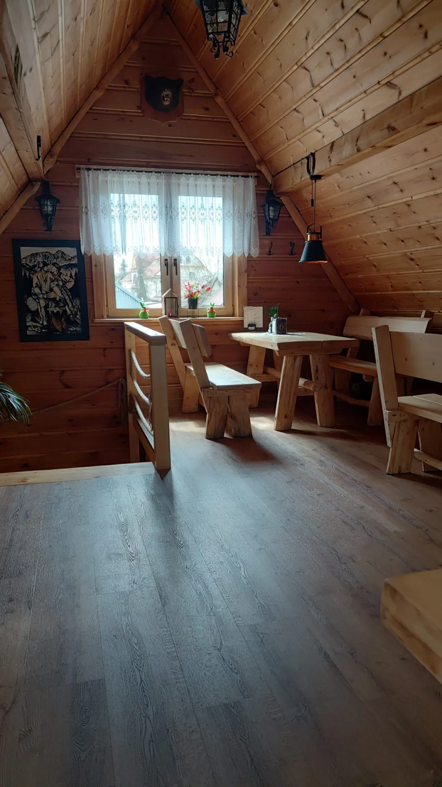 Kameralna sala na poddaszu Sielskiej Chaty z widokiem na Rabkę-Zdrój