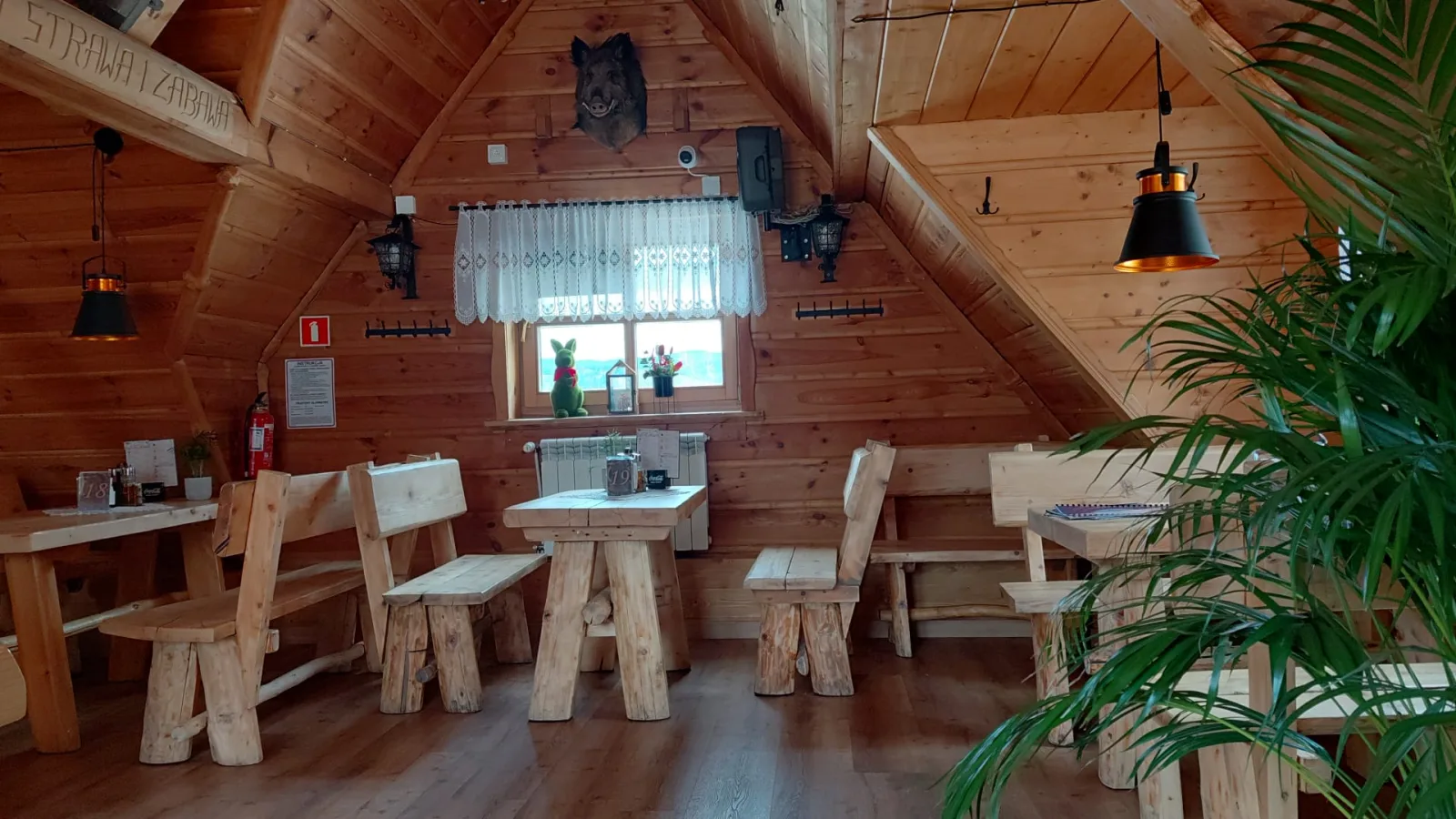 Mała sala restauracji Sielska Chata — przytulne wnętrze z drewna