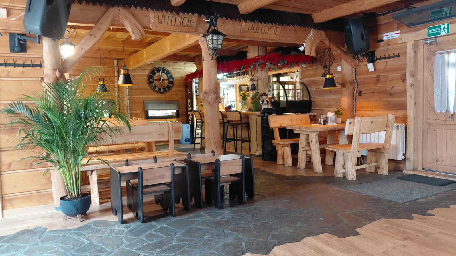 Sala główna Sielskiej Chaty — bar i dekoracje góralskie w sercu Rabki-Zdroju