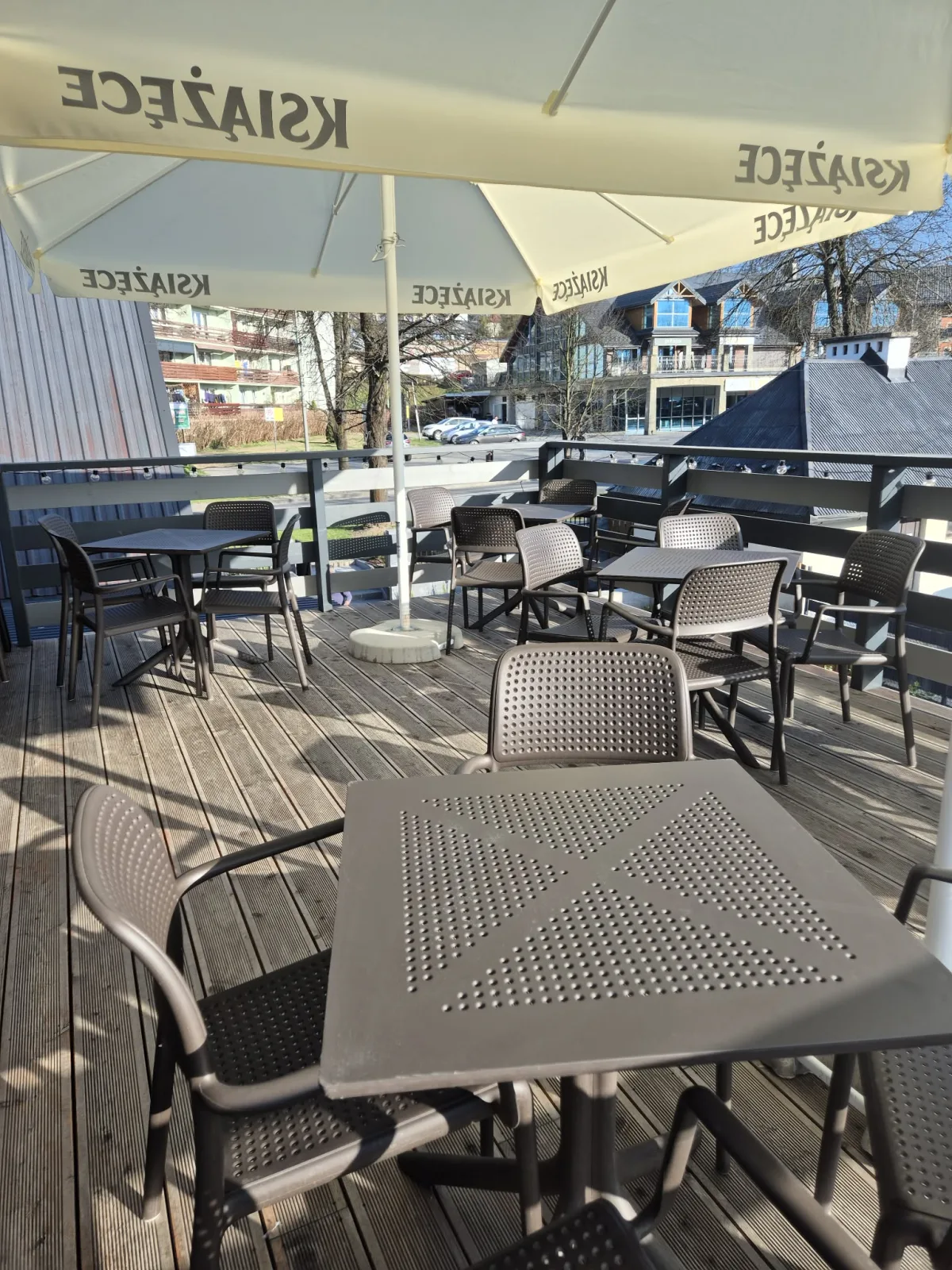 Letni ogródek restauracji Sielska Chata Rabka-Zdrój — taras z widokiem na góry
