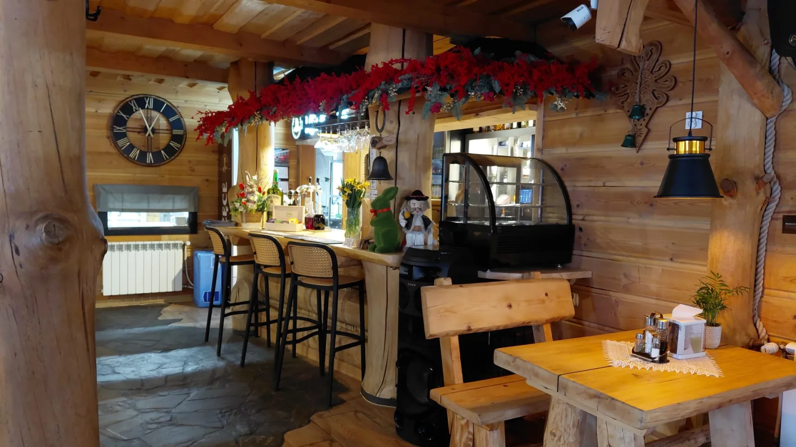 Bar w Sielskiej Chacie — wnętrze restauracji w stylu góralskim, Rabka-Zdrój